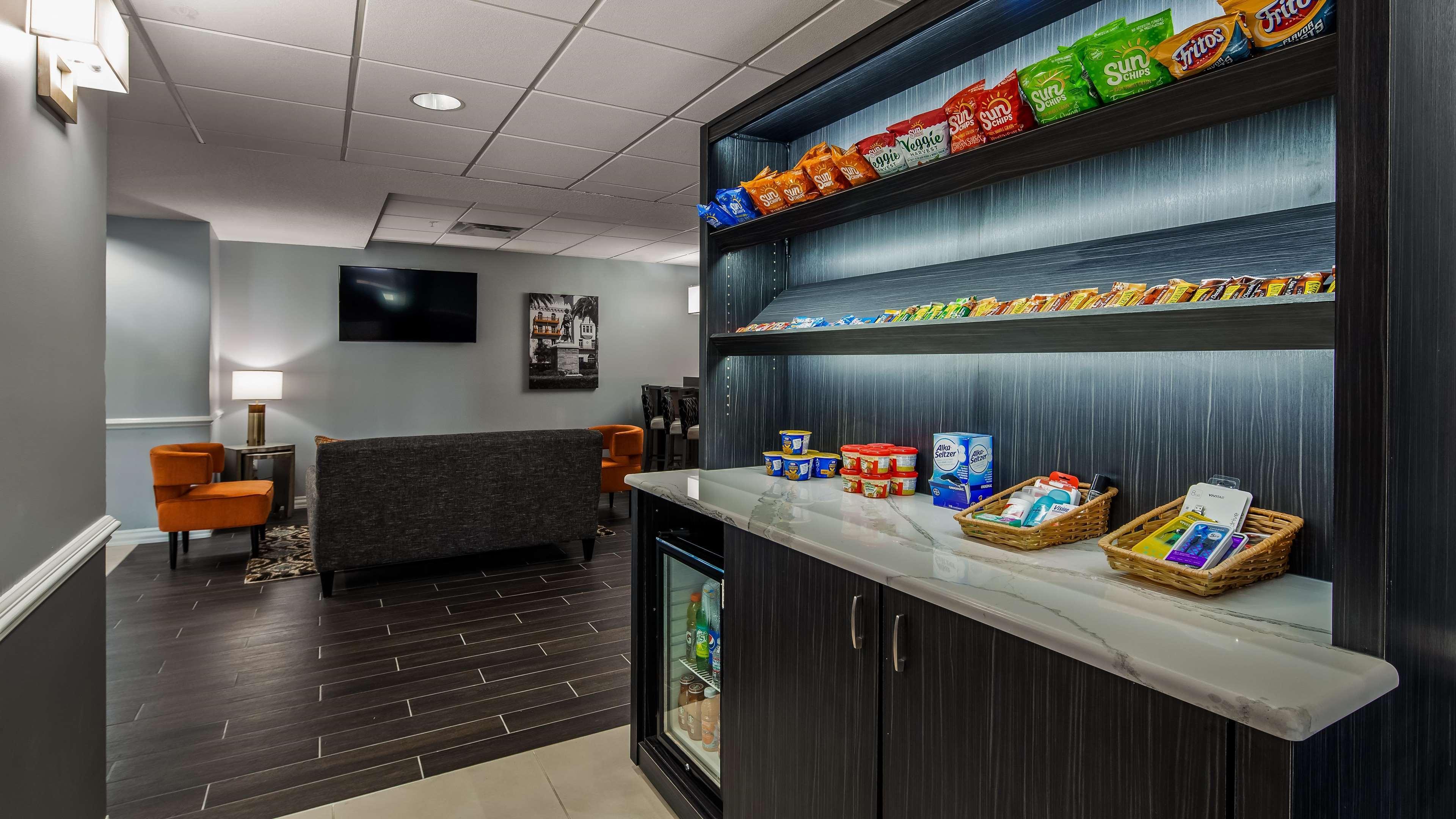 Best Western Plus New Caney Inn & Suites Exterior photo